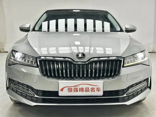 2022 Skoda Superb III Рестайлинг, серебристый, 1923004 рублей, вид 2