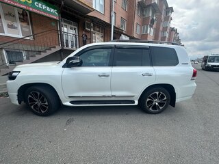 2020 Toyota Land Cruiser 200 Series Рестайлинг 2, белый, 9000000 рублей, вид 4