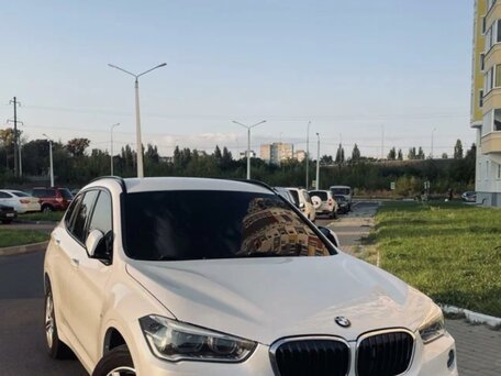 2018 BMW X1 18i sDrive II (F48), белый, 1700000 рублей, вид 3
