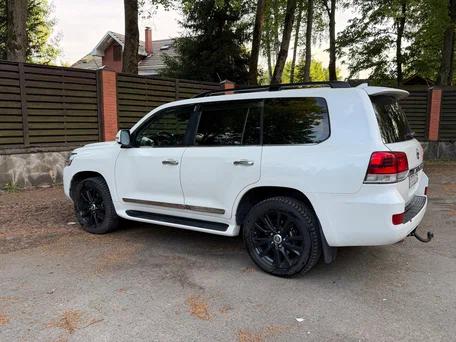 2018 Toyota Land Cruiser 200 Series Рестайлинг 2, белый, 6400000 рублей, вид 5