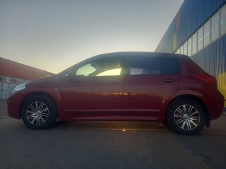 2011 Nissan Tiida I Рестайлинг, красный, 900000 рублей, вид 4