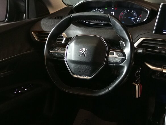 2018 Peugeot 3008 II, чёрный, 1650000 рублей - вид 9