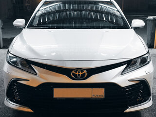 2021 Toyota Camry VIII (XV70) Рестайлинг, белый, 3350000 рублей, вид 3