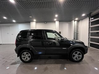 2018 Chevrolet Niva I Рестайлинг, чёрный, 622000 рублей, вид 2