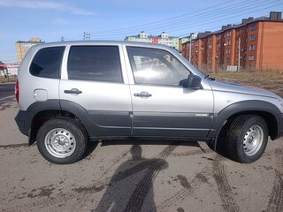 2013 Chevrolet Niva I Рестайлинг, серебристый, 650000 рублей, вид 3