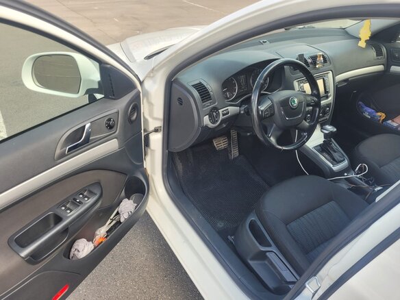 2012 Skoda Octavia II (A5) Рестайлинг, белый, 1050000 рублей - вид 9