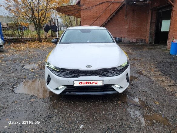 2021 Kia K5 III, белый, 1900000 рублей - вид 1