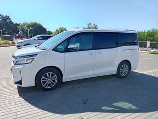 2018 Toyota Voxy III (R80) Рестайлинг, белый, 2350000 рублей, вид 5