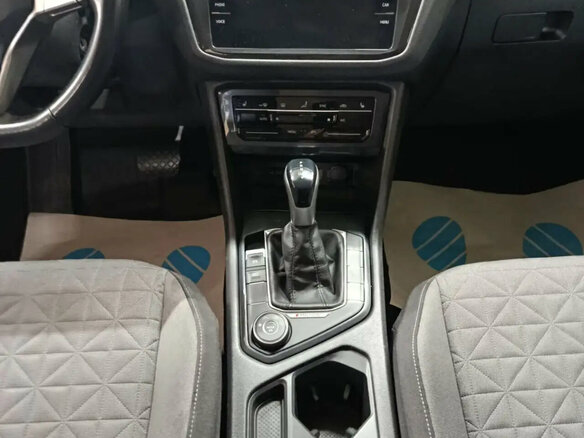 2021 Volkswagen Tiguan II Рестайлинг, белый, 2600000 рублей - вид 13
