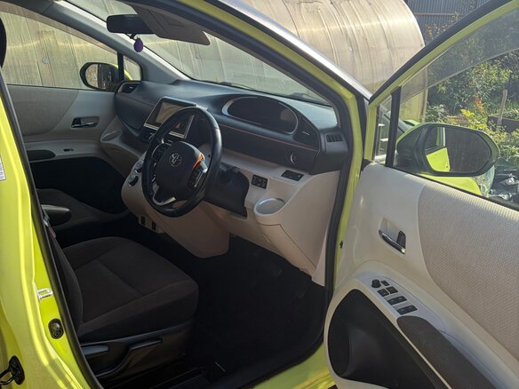 2017 Toyota Sienta II, жёлтый, 1290000 рублей - вид 10