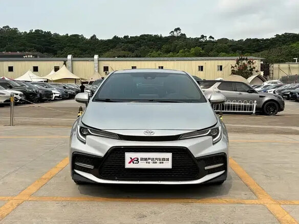 2022 Toyota Corolla Sporty XII (E210) Рестайлинг, серебристый - вид 1
