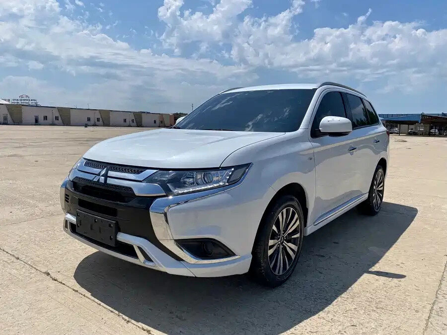 Открыть фотографии: Mitsubishi Outlander III Рестайлинг 3