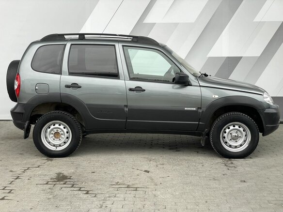 2017 Chevrolet Niva I Рестайлинг, серый, 625000 рублей - вид 3