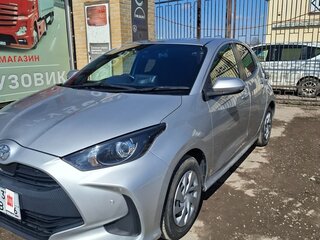 2021 Toyota Yaris IV, серебристый, 1170000 рублей, вид 3