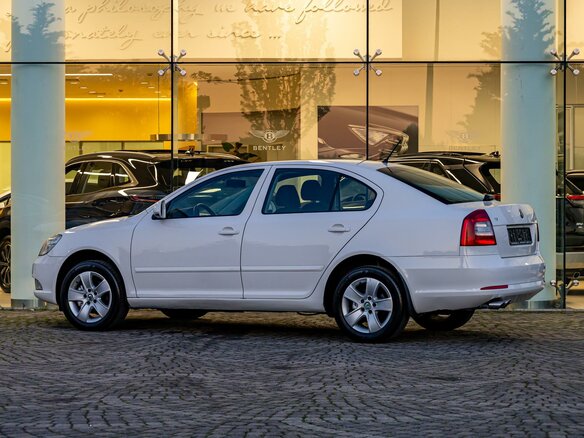 2011 Skoda Octavia DSG7 II (A5) Рестайлинг, белый - вид 3