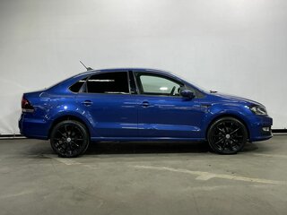 2018 Volkswagen Polo V Рестайлинг, синий, 945000 рублей, вид 4