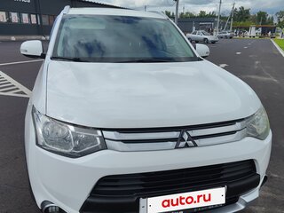 2014 Mitsubishi Outlander III Рестайлинг, белый, 1370000 рублей, вид 3