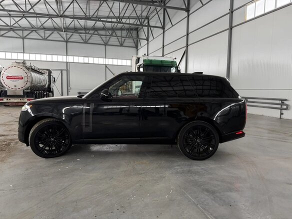 2023 Land Rover Range Rover P530 MHEV V, чёрный, 23000000 рублей - вид 2