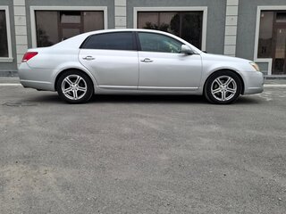 2005 Toyota Avalon III, серебристый, 700000 рублей, вид 1