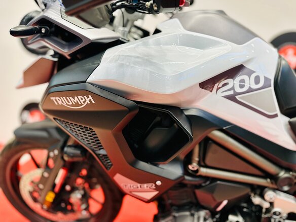 2024 Triumph Tiger 1200, серебристый, 1780000 рублей - вид 15