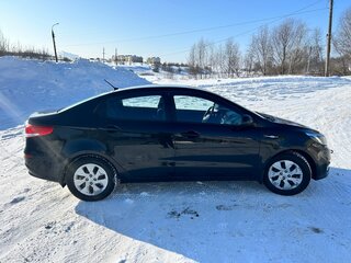 2015 Kia Rio III Рестайлинг, чёрный, 990000 рублей, вид 3