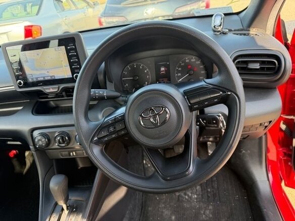 2021 Toyota Yaris IV, красный, 699776 рублей - вид 8