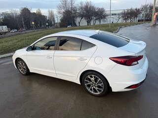 2019 Hyundai Elantra VI (AD), белый, 1750000 рублей, вид 3