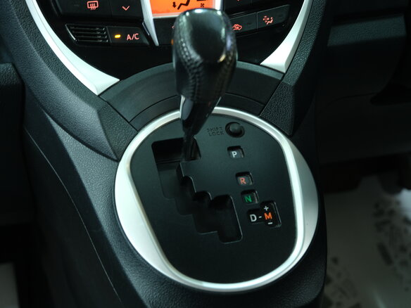 2015 Toyota Ractis II, белый - вид 14