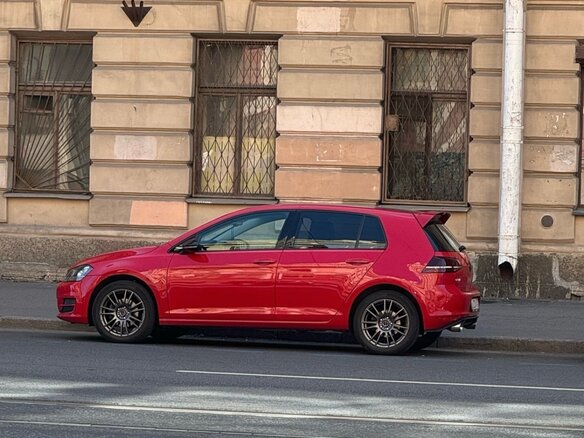 2013 Volkswagen Golf VII, красный, 1400000 рублей - вид 4