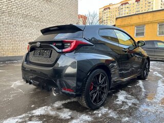 2021 Toyota Yaris IV, чёрный, 3999900 рублей, вид 5