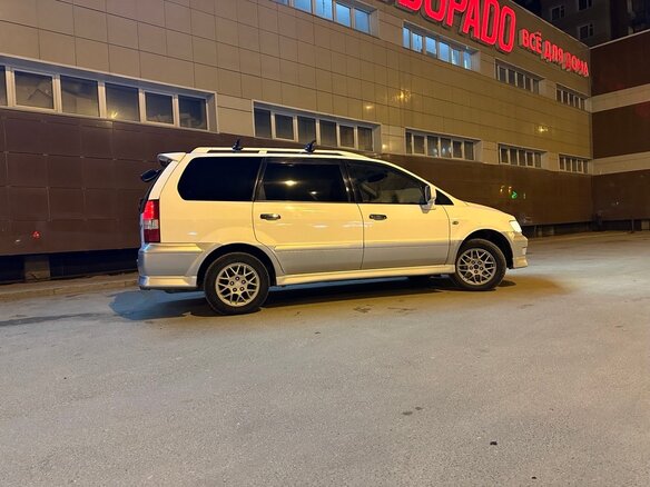 2001 Mitsubishi Chariot Grandis III, белый - вид 1