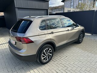 2018 Volkswagen Tiguan II, бежевый, 3000000 рублей, вид 4
