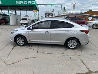 2017 Hyundai Solaris II, серебристый, 900000 рублей, вид 3