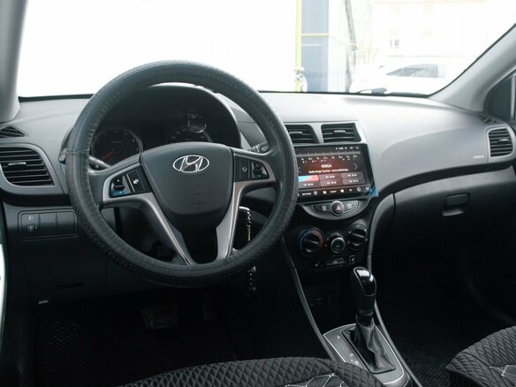 2015 Hyundai Solaris I Рестайлинг, белый, 1100000 рублей - вид 9