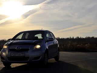 2009 Toyota Vitz II (XP90), серебристый, 820000 рублей, вид 2