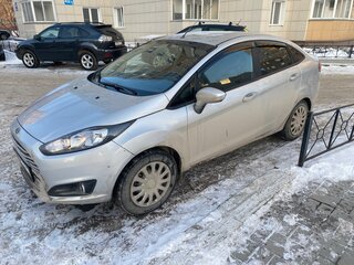 2016 Ford Fiesta Mk6 Рестайлинг, серебристый, 750000 рублей, вид 1