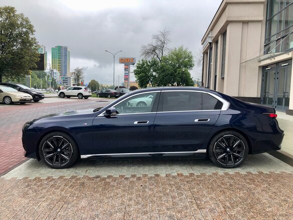 2022 BMW i7 xDrive60 I (G70), синий, 14900000 рублей - вид 1