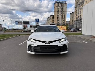 2021 Toyota Camry VIII (XV70) Рестайлинг, белый, 3050000 рублей, вид 3
