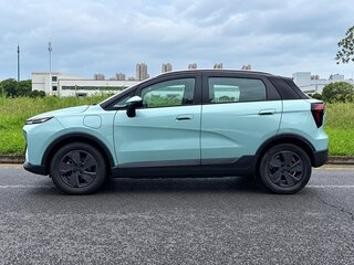 2025 Geely Geometry E 39.4 kWh, зелёный, 1335000 рублей, вид 3