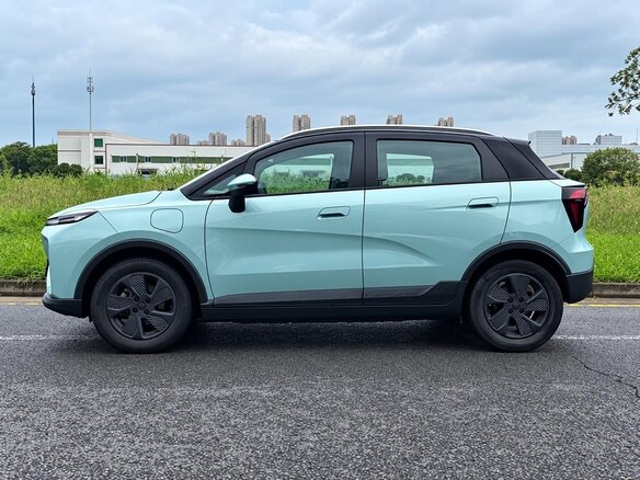 2025 Geely Geometry E 39.4 kWh, зелёный, 1335000 рублей - вид 3
