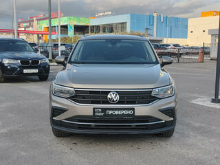 2021 Volkswagen Tiguan II Рестайлинг, коричневый, 2550000 рублей, вид 2