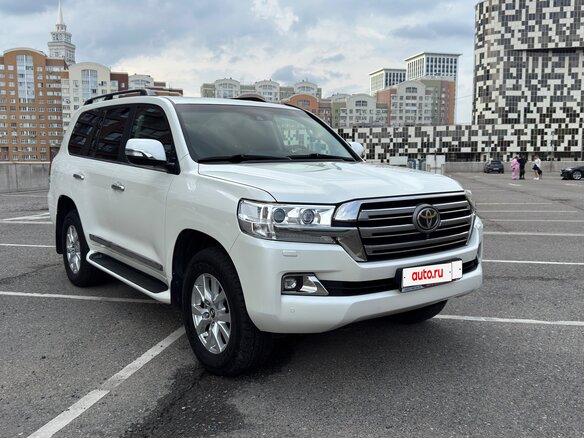 2016 Toyota Land Cruiser 200 Series Рестайлинг 2, белый - вид 2