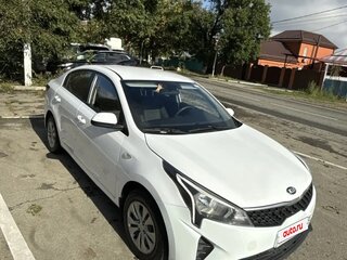 2021 Kia Rio IV Рестайлинг, белый, 1080000 рублей, вид 1