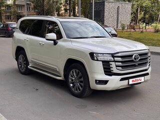 2022 Toyota Land Cruiser 300 Series, белый, 11700000 рублей, вид 3