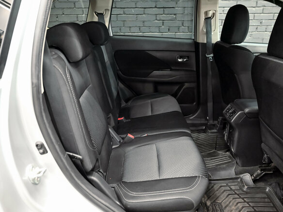 2019 Mitsubishi Outlander III Рестайлинг 3, серебристый, 2050000 рублей - вид 19
