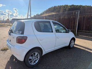 2001 Toyota Vitz I (P10), белый, 310000 рублей, вид 2