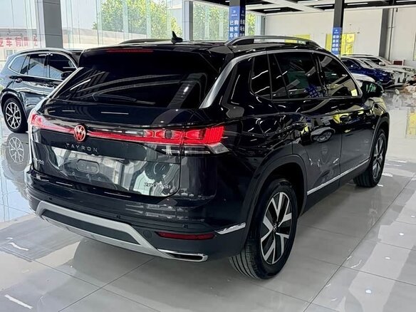 2023 Volkswagen Tayron I Рестайлинг, чёрный - вид 3