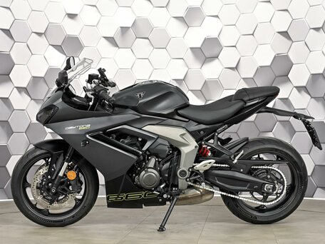 2024 Triumph Daytona 660, серый, 899000 рублей, вид 4