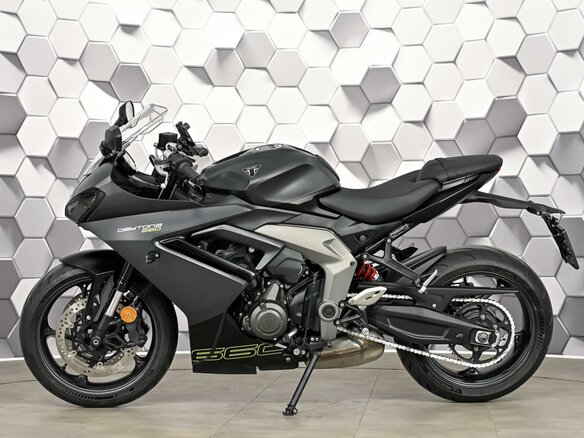 2024 Triumph Daytona 660, серый, 899000 рублей - вид 3