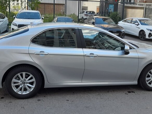 2018 Toyota Camry VIII (XV70), серебристый, 4700000 рублей - вид 1